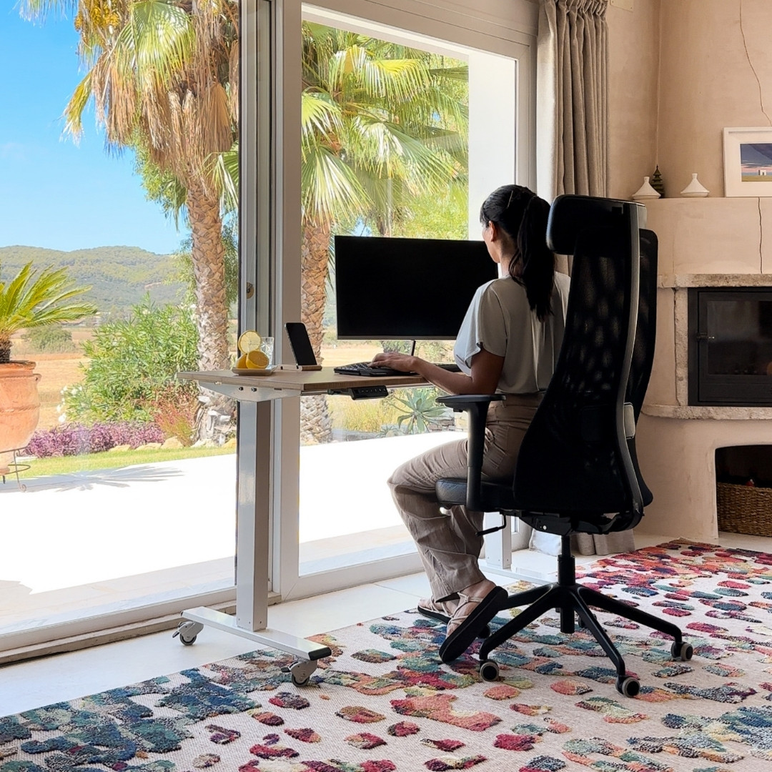 Eine Frau arbeitet remote mit Blick ins Grüne in einer Finca in Andalusien